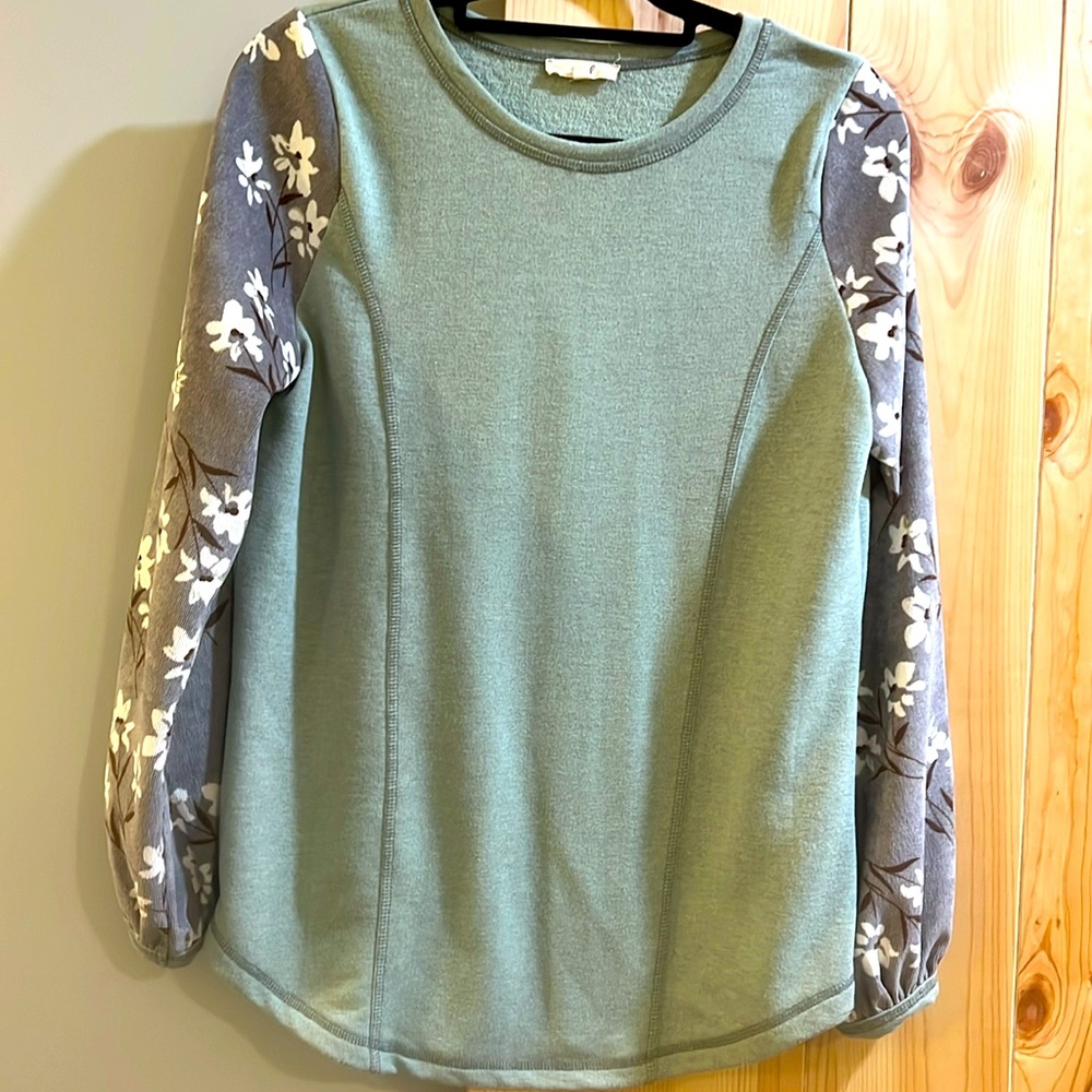 Easel brand ladies top size small